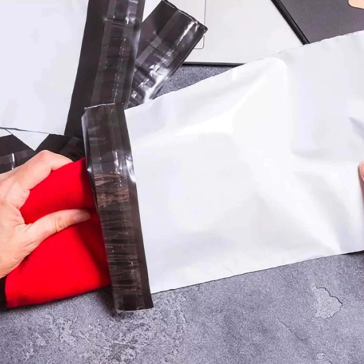 100pcs 14.5x19 Poly Mailers 2.5 Mil Envelopes Shipping Bags With Self Sealing Strip, White Poly Mailers