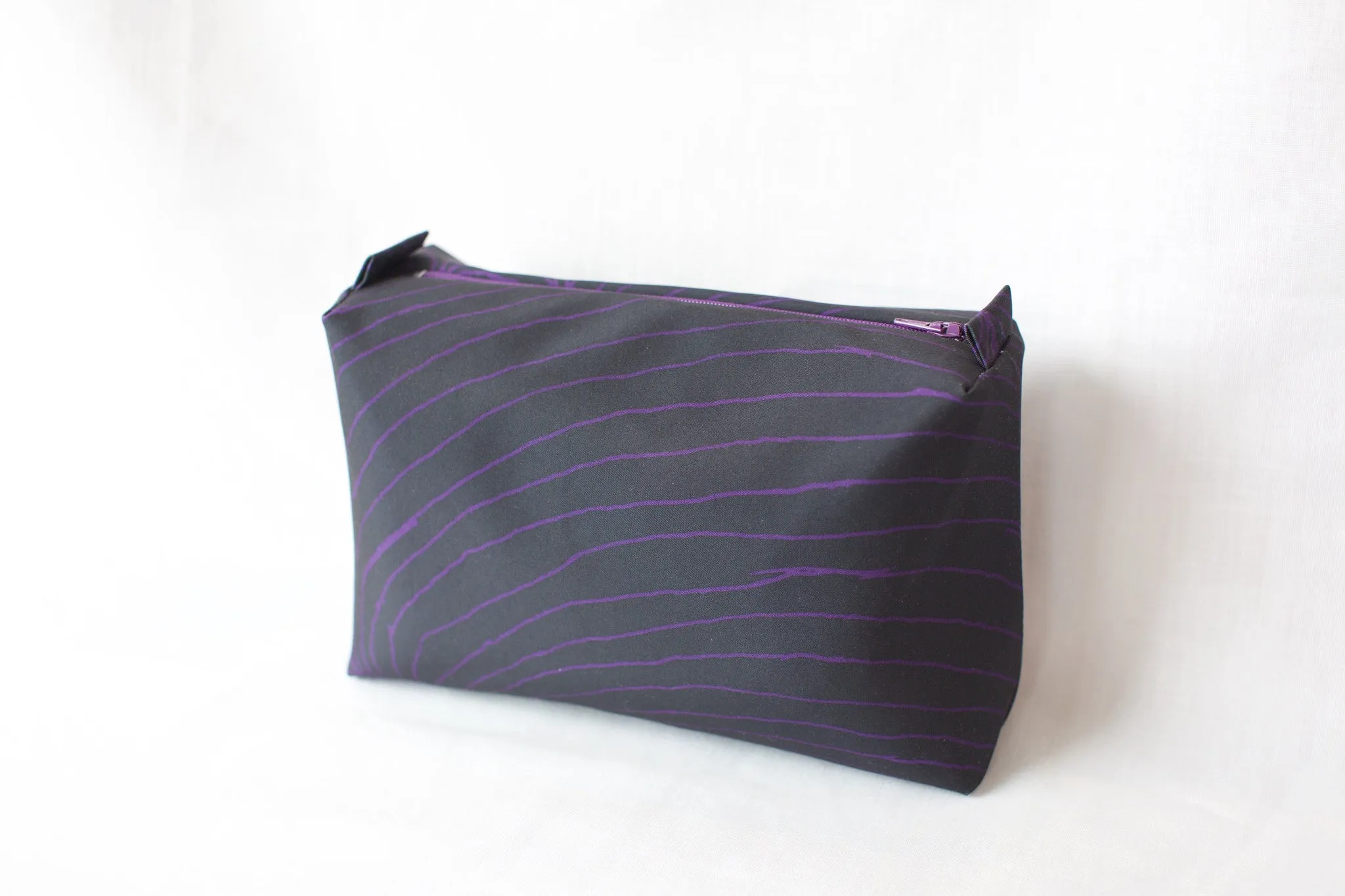 LM19 - Large boxy water resistant makeup bag
