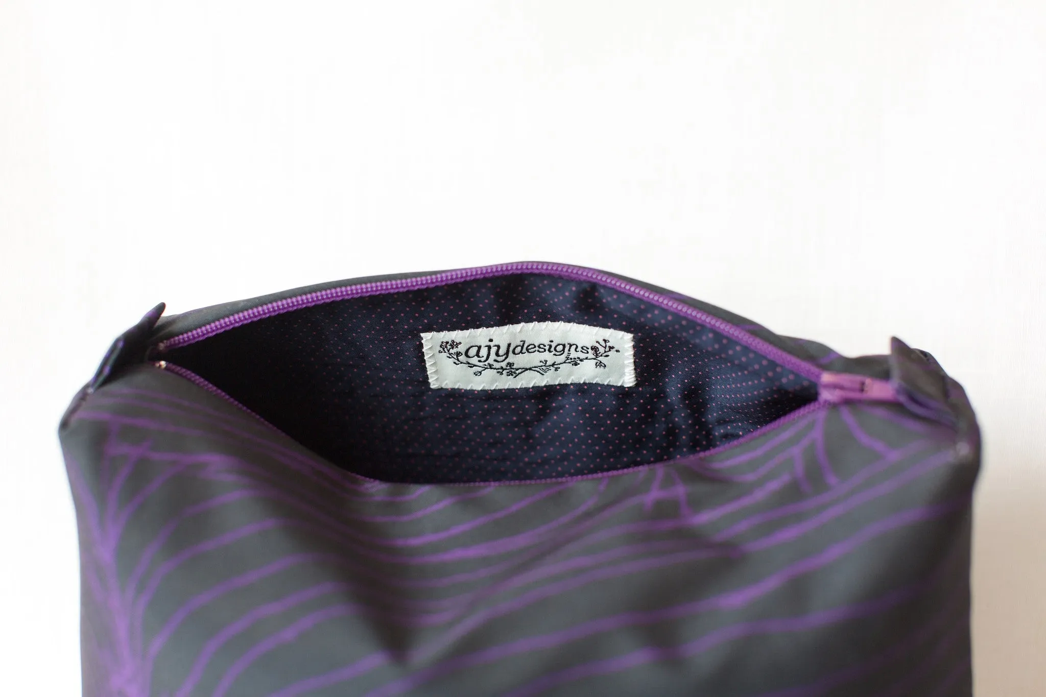 LM19 - Large boxy water resistant makeup bag
