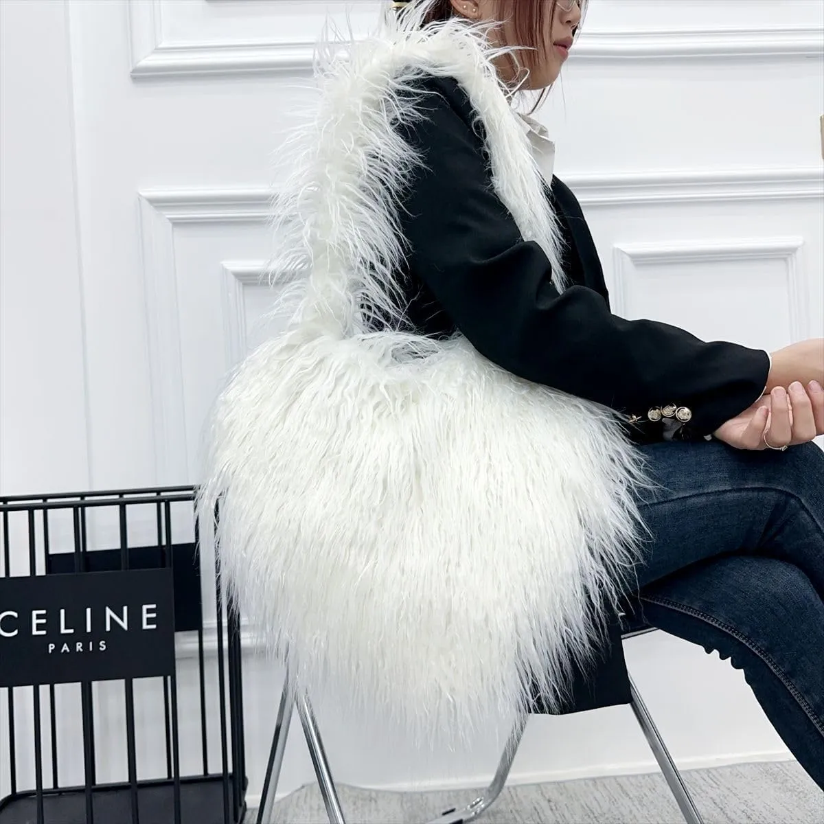 Women's Faux Fur Shoulder Bag Fleece Retro Shoulder Bag Fluffy Crossbody Bag Bag Love Shape Solid Color Purse