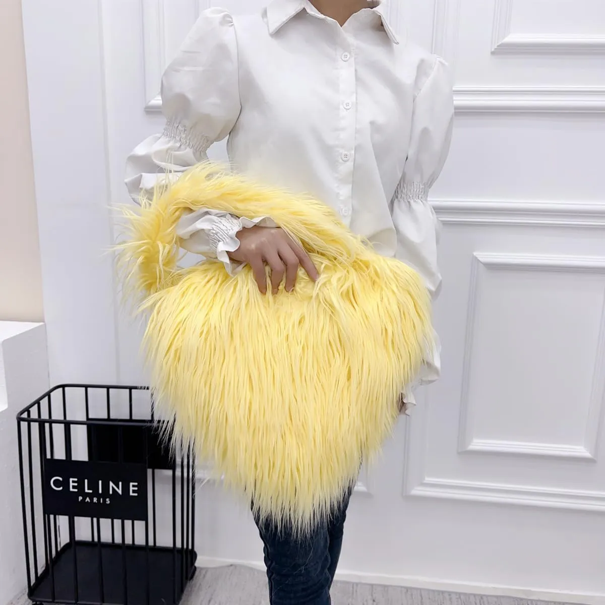 Women's Faux Fur Shoulder Bag Fleece Retro Shoulder Bag Fluffy Crossbody Bag Bag Love Shape Solid Color Purse